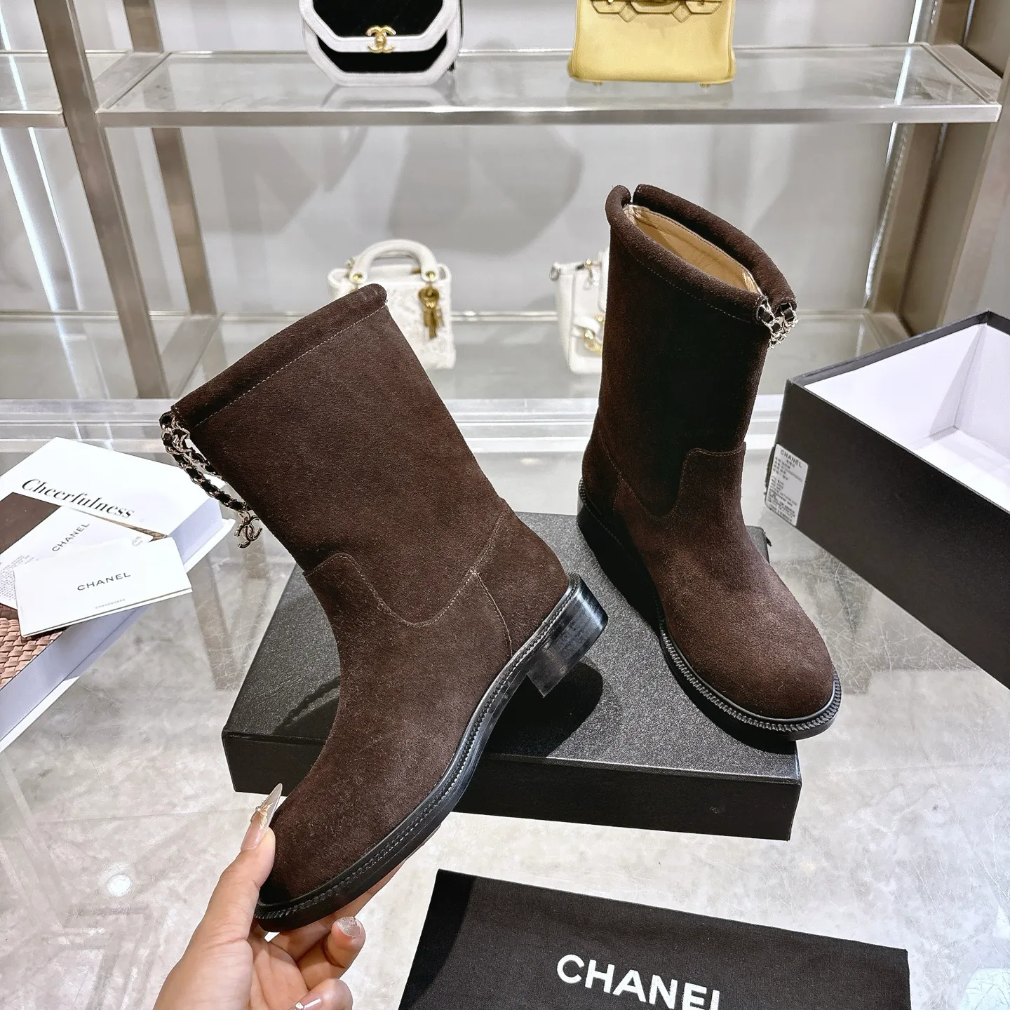 👟👟Ex-factory price 580👟👟 (Top version) CHANEL Chanel* Xiaoxiang new autumn and winter letter knight boots. This knight boot is really a representative of handsome fashion. The boots are embellished with Chanel letters, low-key yet luxurious! Simple, fashionable, individual and grand! The natural and smooth beauty has a beauty that is stunning in time. You should also show off your long legs in winter ~ Upper: imported calfskin Lining: water-dyed cowhide lining Heel height: about 3cm Size: 35-39 (40, 41 customization is not returnable)
